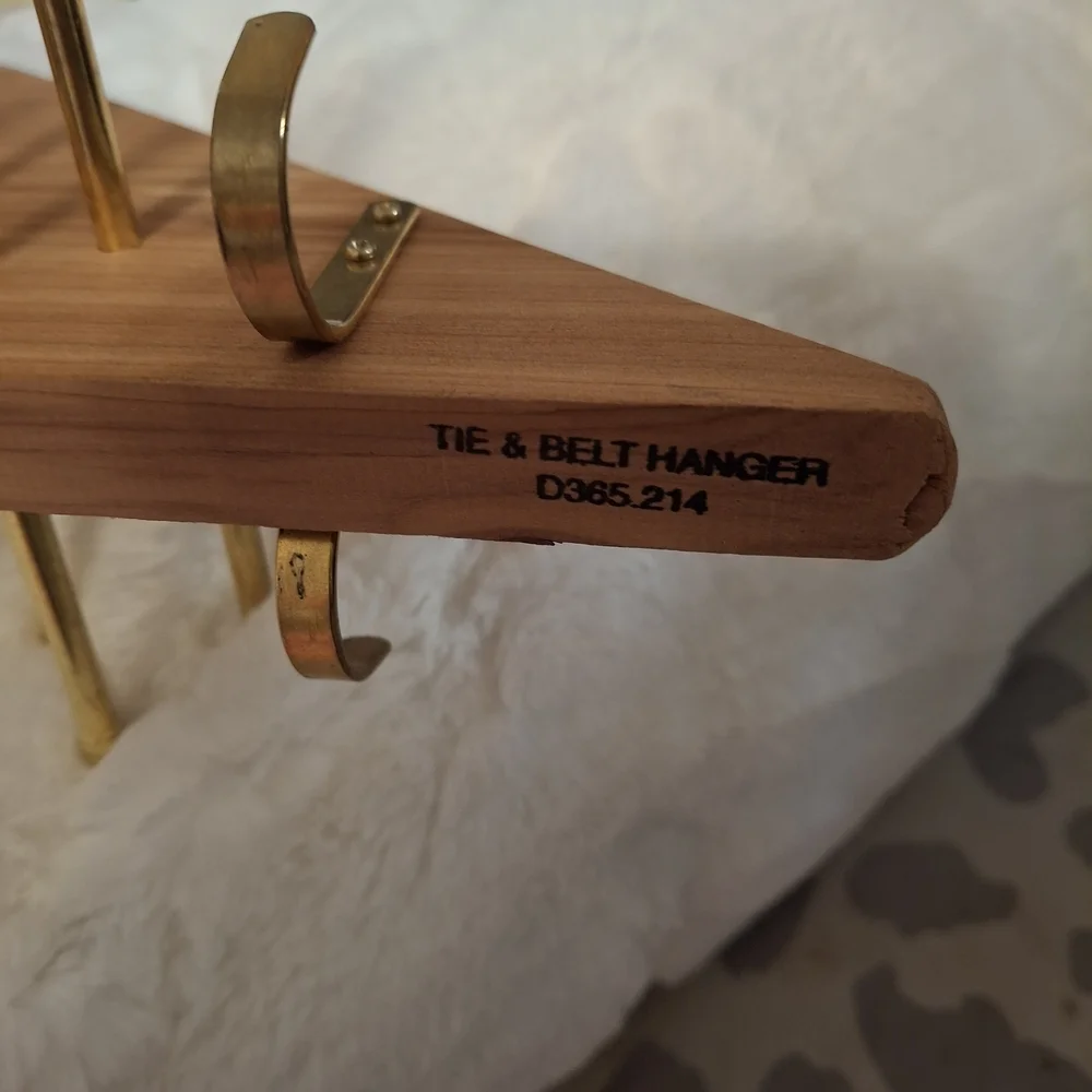 Woodlore Cedar Belt Organizer with Gold Hooks New